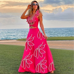 Détails de la robe de plage rose avec fleurs 3D et découpe à la taille style bohème