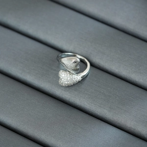 Details eines 18k versilberten Rings mit zwei Herzen aus Zirkonia und feiner Textur
