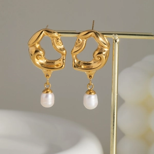 Boucles d'oreilles évidées vintage en acier doré avec élégants pendentifs perles
