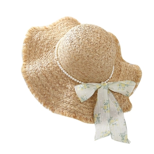Cappello di paglia francese con fiocco a fiori, catena di perle e tesa larga ondulata