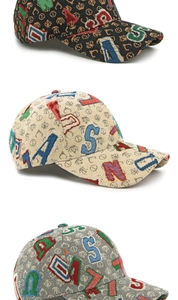 Detail van baseballpetten met jacquard-textuur en kleurrijke kroon-alfabetpatronen