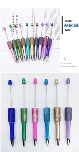 Vista detallada de bolígrafos DIY con pedrería en varios colores vibrantes y elegantes