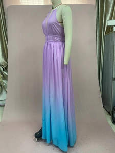 Détail de la robe dégradée en mousseline violette et bleue avec licou et taille élastique