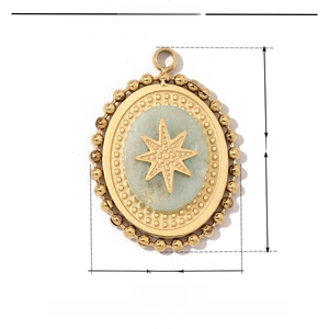 Vue macro du pendentif étoile en acier doré avec pierre verte et dimensions du produit