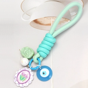 Détails du porte-clés tressé vert menthe avec œil bleu et breloques florales violettes