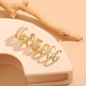 Detail eines 6-teiligen vergoldeten Ring-Sets mit Perlen, Zirkonia und Edelsteinen
