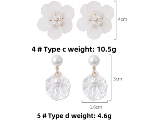 Détails des boucles d'oreilles fleur en nacre avec cristaux et pendentif perle