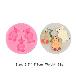 Vista dettagliata di tre mini stampi in silicone a forma di orso, 6.5x4.5x1cm e peso di 33g