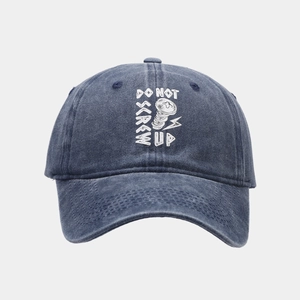 Vorderansicht der gewaschenen blauen Baseballkappe mit weißer DO NOT SCREW UP Stickerei