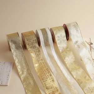 Rubans de Noël dorés et crème pour emballages cadeaux festifs et création de nœuds DIY