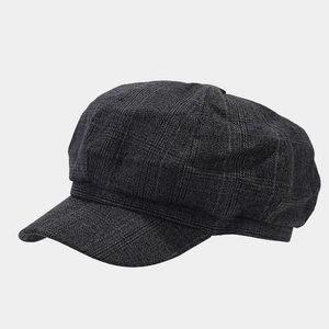 Primer plano de la gorra tipo newsboy de cuadros gris carbón con textura de lana gruesa