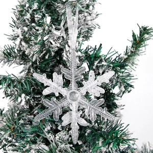 Transparent 13cm acrylic snowflake ornament with glitter on a green Christmas tree