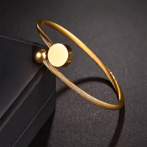 Bracelet jonc ouvert torsadé en acier titane doré minimaliste pour femme