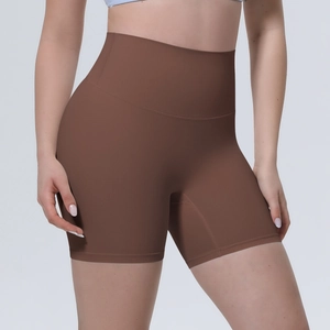 Détail macro de la taille haute du short de yoga marron montrant le tissu mat élastique