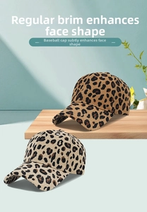 Dettaglio dei cappellini da baseball in velluto a coste leopardato su display in legno