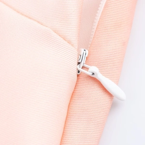 Detalle de vestido midi de satén tie-dye rosa con cremallera invisible y tejido de sarga
