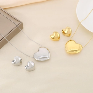 Détails de l'ensemble de colliers et boucles d'oreilles cœur en acier doré et argenté