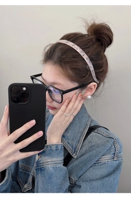 Détail d'un serre-tête en acétate motif marbre rose avec design antidérapant