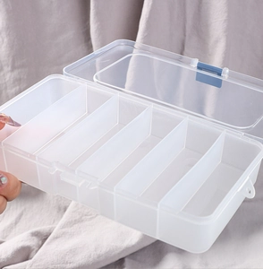Makroaufnahme einer klaren Haarschmuck-Aufbewahrungsbox mit blauen Verschlüssen