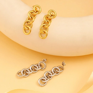 Dettaglio degli orecchini a catena O in oro e argento su espositori minimalisti