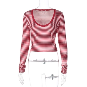 Detailansicht des rot-weiß gestreiften langärmeligen Crop-Tops mit tiefem U-Ausschnitt