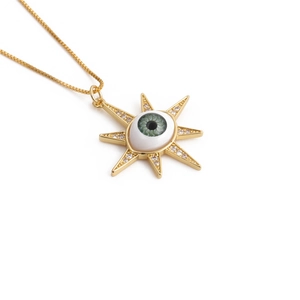 Détail du collier étoile dorée avec cristaux micro-pavés et émail vert de l'œil maléfique