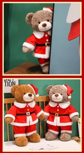Nahaufnahme von Weihnachts-Teddybären in roten Weihnachtsmann-Outfits auf grünem Dekor