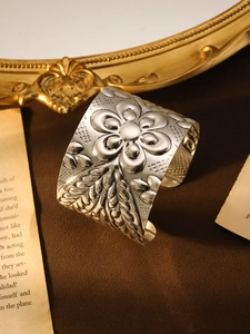 Detailaufnahme des Vintage-Boho-Armreifs in Altsilber mit filigranem Blumenreliefmuster