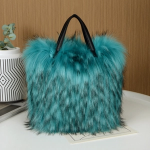 Dettaglio di una borsa in pelliccia sintetica verde acqua con manici neri su legno