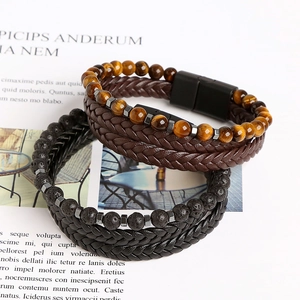 Bracciali multistrato in pelle da uomo con occhio di tigre e pietre laviche su carta