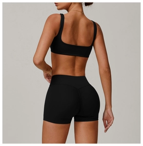 Rückansicht von schwarzem Sport-BH und Gym-Shorts mit Push-up-Effekt für Damen am Model