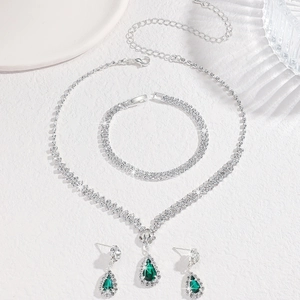 Détail de la parure de bijoux de mariée argentée avec pierres poire vertes et cristaux blancs