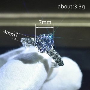 Anello di fidanzamento in argento con moissanite da 7 mm e diamanti laterali incastonati