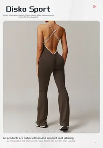 Détail de la combinaison de yoga dos nu avec bretelles croisées et jambes évasées