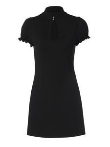 Robe mini noire ajustée avec découpe en forme de larme et manches courtes à volants