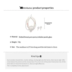 Détails du collier en tricot avec pompons et perles montrant les dimensions et matières