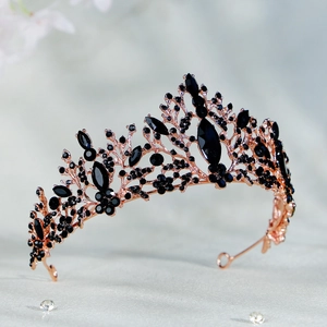 Détail de couronne de mariée en or rose avec strass noirs et motif de liane