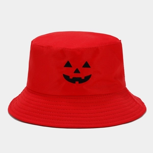 Dettaglio ravvicinato del ricamo con zucca di Halloween su un cappello a secchiello rosso