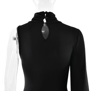 Détail du dos ajouré avec fermeture boutonnée et design de manche asymétrique