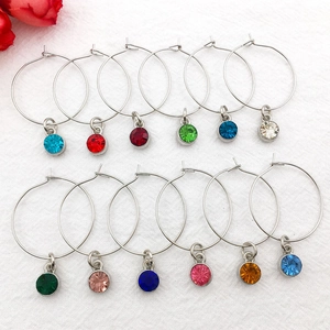 Detailliertes Set mit 12 bunten Kristallglas-Weinglasmarkierern mit polierten Ringen