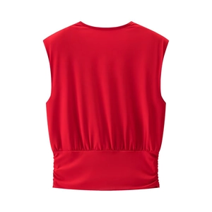 Haut sans manches rouge sexy avec épaulettes et taille froncée sur fond blanc