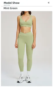 Dettaglio del set yoga verde polvere con leggings a vita incrociata e tasche laterali