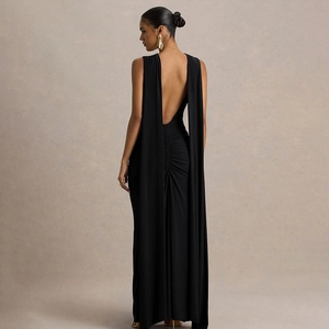 Elegante abito da sera nero con scollatura profonda sulla schiena e nastri drappeggiati