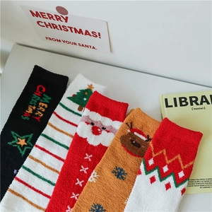 Gros plan de cinq paires de chaussettes de Noël épaisses en polaire avec motifs cartoon
