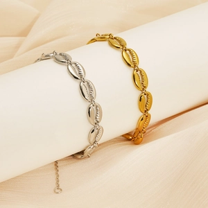 Ensemble de bracelets à maillons coquillages polis en or et argent sur présentoirs