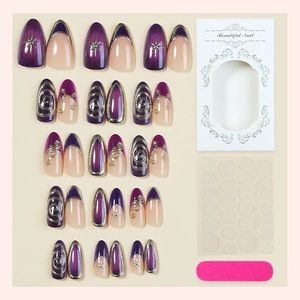 Violette French Press-on-Nägel mit Cat-Eye-Effekt und goldenen Stern-Mond-Designs in Box