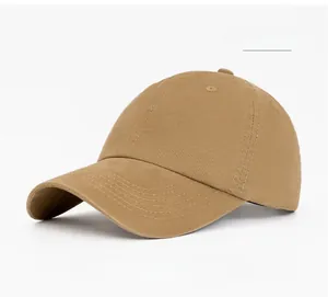 Vista dettagliata del ricamo bianco 'Nice' sul twill di cotone kaki del berretto da baseball