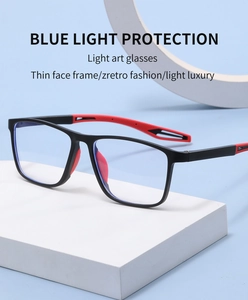 Dettaglio di occhiali leggeri anti-luce blu con montatura sportiva in nero e rosso