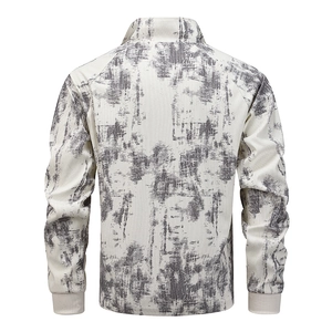 Rückansicht eines Camouflage-Herren-Sportpullis mit Stehkragen und Marmordruck