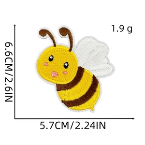 Dettaglio dell'adesivo ape ricamata con dimensioni 6,6cm x 5,7cm e un peso di 1,9 grammi
